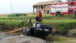 Carambola nei campi e finisce con l'auto in un canale