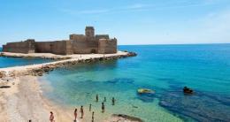 La fortezza circondata dalle onde, sospesa tra realtà e leggenda