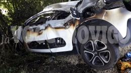 Auto vola fuori strada e prende fuoco: momenti di paura 