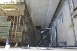 Degrado e sporcizia nel cantiere abbandonato a due passi dal centro