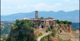 La "città che muore", il borgo arroccato su un mare di tufo