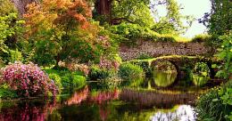 Ninfa, il giardino con l'antico borgo nel cuore