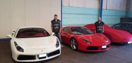 Vivono con gli assegni sociali, ma in garage hanno tre Ferrari