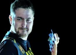 La leucemia si porta via a 39 anni Simone Andreasi, bassista dal cuore d'oro