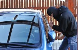 Ruba un'auto in via Piva, rintracciato a Padova