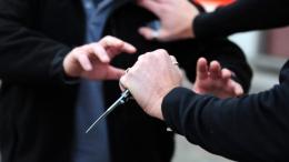 Nega una sigaretta, viene accoltellato alla mano