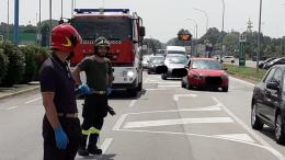 Brutto incidente in viale Porta Adige, auto vola nel fosso