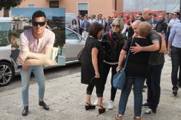 Una folla commossa abbraccia Gimmi