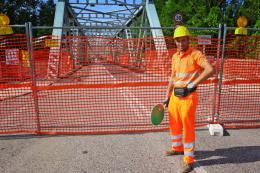 Occhiobello, chiuso il ponte sul Po, il traghetto fa il pienone