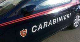 Lo abbracciano e gli rubano la collanina