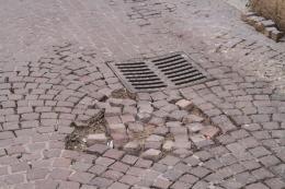 Il porfido del centro si sgretola