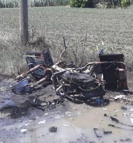 Rischia di bruciare vivo sul motorino in fiamme