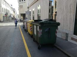 Il locale non ha aperto, ma &egrave; gi&agrave; oscurato dai cassonetti