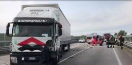 Si scontra con un camion, muore un 20enne