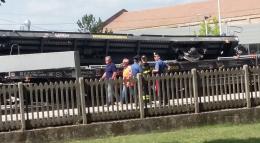 Treno merci deraglia in stazione