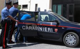 Si masturba nel parco davanti a giovani donne