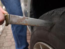 Taglia le gomme delle auto in sosta in un condominio: filmato da un residente