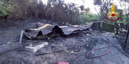 Incendio nel camping: 6 intossicati. Bambini salvati dal padre