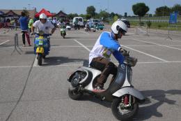 Gimkana di Vespe a passo di saldi