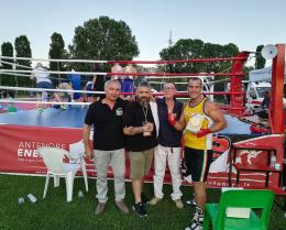 Rhodigium Boxe amplia lo staff