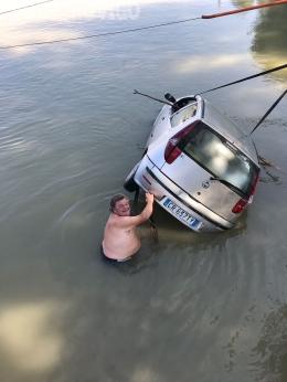 Lui è al bar, l’auto finisce nel Po