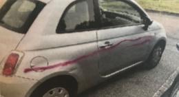 L'auto sfregiata davanti al suo negozio