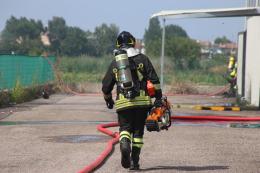 Fiamme all'Itallium, sul posto pompieri e polizia