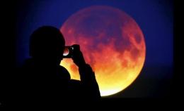 Arriva l'eclissi di luna più lunga del secolo: ecco come seguirla al meglio
