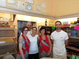 Stienta, il commercio in piazza