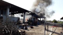 Incendio in una stalla, alta la colonna di fumo