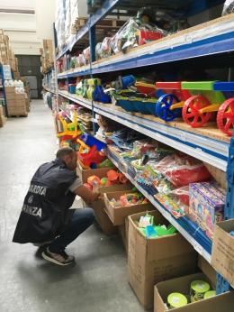 Maxi sequestro di merce e giocattoli abusivi