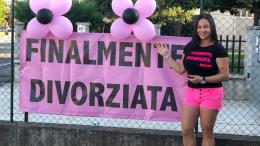 Celebra il divorzio con striscione, maglietta e palloncini 