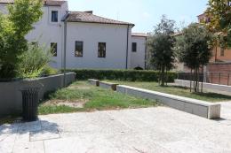 Buche e transenne, piazzetta abbandonata a se stessa
