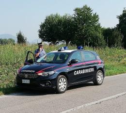 Travolge una ragazza in bici e scappa.