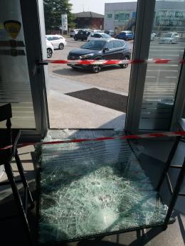 Con una mazza sfondano la porta del bar "Baruffa" e rubano il cambio monete