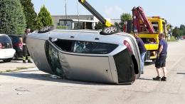 Perde il controllo dell'auto e si ribalta: illeso