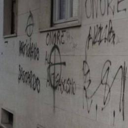 Croci celtiche sulla casa dell'operatrice dell'accoglienza