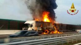 Incubo in autostrada: schianto e incendio, due morti
