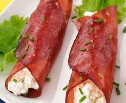 Involtini freschi con bresaola, robiola, rucola e pomodorini