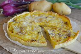 Sfiziosa torta salata con stracchino patate e cipolle