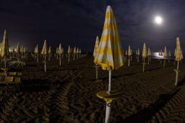 Ragazzina stuprata in spiaggia: si cerca uno straniero 