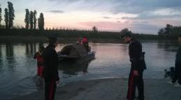 Si getta nell'Adige, i carabinieri fanno una catena umana e  gli salvano la vita 