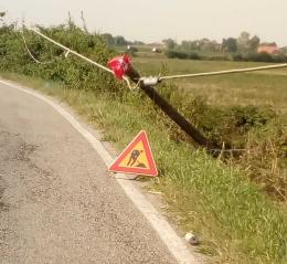 Palo invade la strada, “pericoloso”