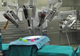 Operazione con braccio robotico: il chirurgo che fa scuola &egrave; di Adria