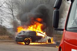 Litiga con il marito, dà fuoco alla sua auto e si ustiona