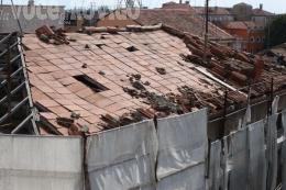 Palazzo a pezzi, cresce l'allarme