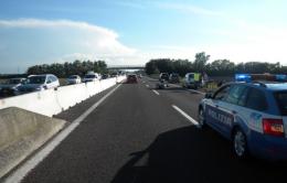 Motociclista sbaglia il sorpasso e si schianta contro un pullman: A13 un tilt per ore