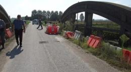 Cinque bombe sul ponte: chiuso al traffico, arrivano gli artificieri