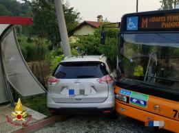 Mamma perde il controllo dell'auto, centra un bus e si schianta contro un palo