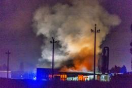 Mobilificio a fuoco, fiamme altissime visibili a chilometri di distanza